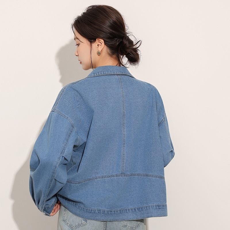 Valós felvétel: női denim dzseki vintage stílusban a korai őszre, színmosott hatás, hétköznapi külső