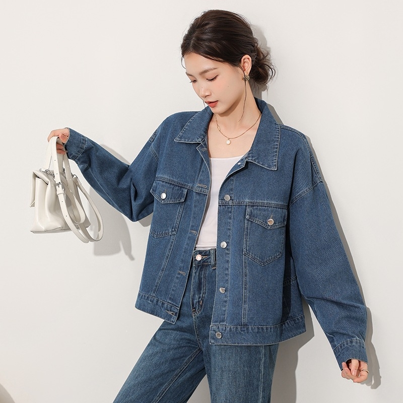 Valós felvétel: női denim dzseki vintage stílusban a korai őszre, színmosott hatás, hétköznapi külső