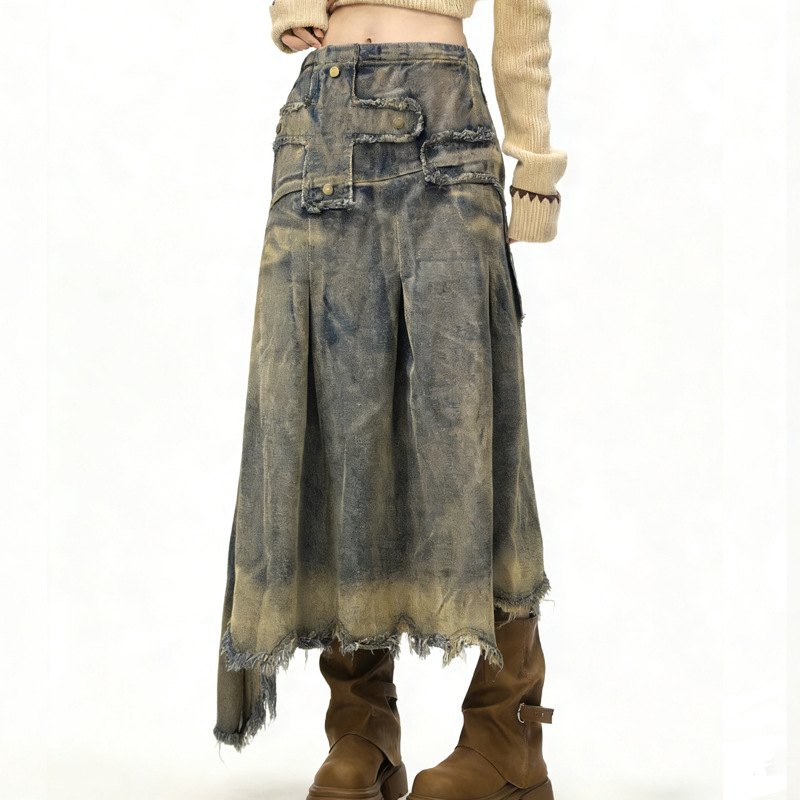 Vintage denim hosszú szoknya szakadt szegéllyel, A-vonalú, Y2K stílus, tavasz–ősz 2026