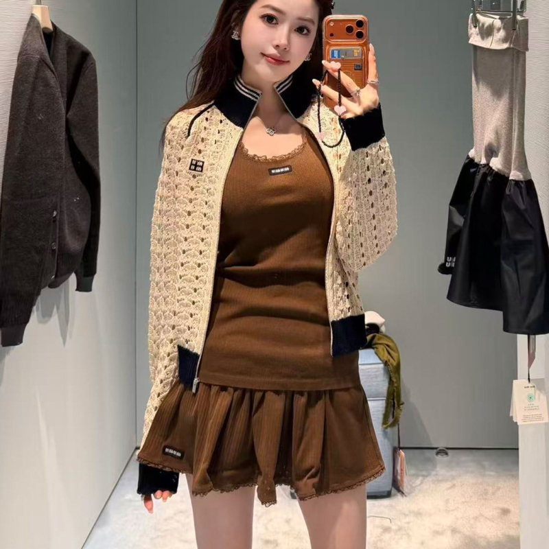 Nagy minőségű MIU-stílusú, új kávé színű lány rövid szoknya betűk hímzett és mikro logó