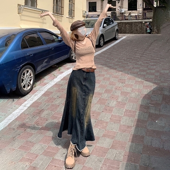 Denim hosszú szoknya A-vonalú fazonnal, szabálytalan halfarok részlettel, amerikai retro vintáz stílus, tavasz–nyár