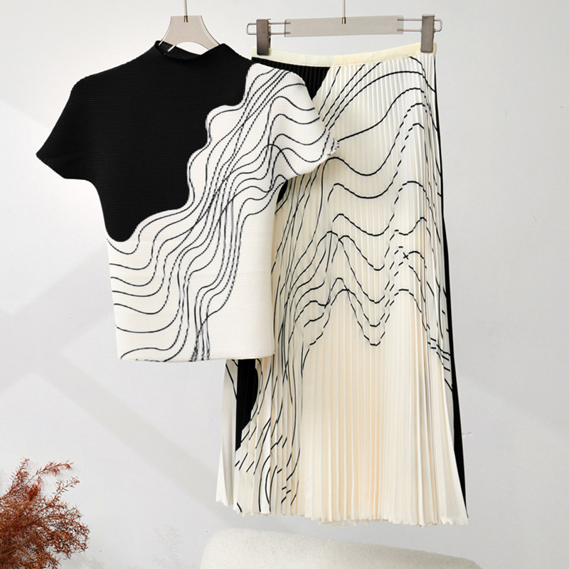 Női nyári kis testalkathoz két darabos szett: csíkos, karcsú szabású rövid ujjú T-shirt és midi szoknya