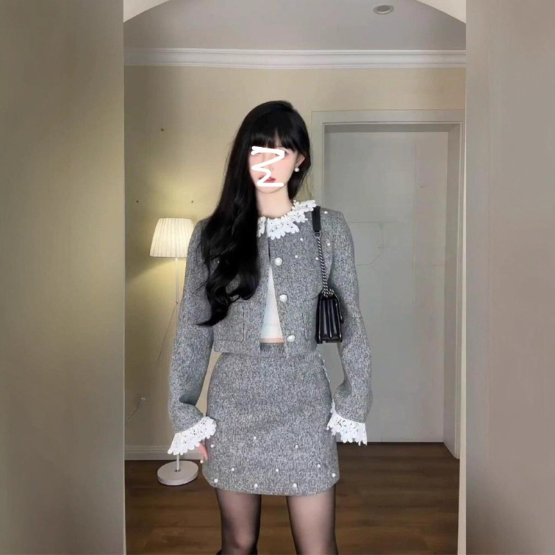 Chanel-stílusú, egyszínű kétdarabos szett: női téli kabát és elegáns rövid szoknya