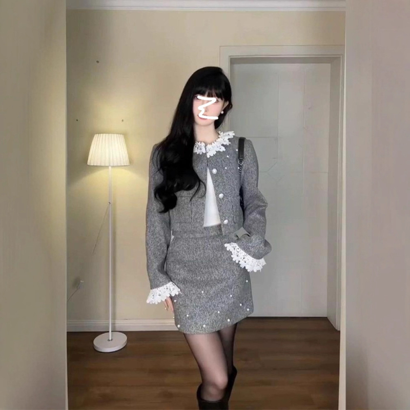 Chanel-stílusú, egyszínű kétdarabos szett: női téli kabát és elegáns rövid szoknya