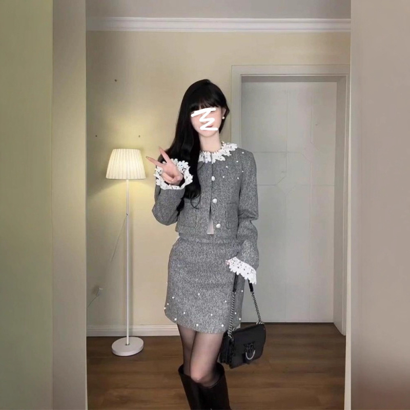 Chanel-stílusú, egyszínű kétdarabos szett: női téli kabát és elegáns rövid szoknya