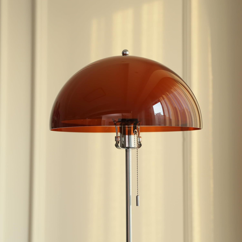 Mid-century stílusú lámpa, francia vintage és wabi-sabi – álló lámpa a nappaliba a kanapé mellé, hangulatos környezeti világítás a hálószobába