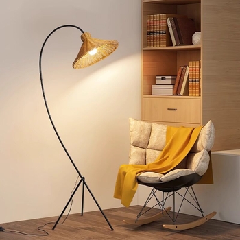 Wabi-sabi stílusú fonott rattan állólámpa a nappaliba, a kanapé mellé, vintage hangulattal