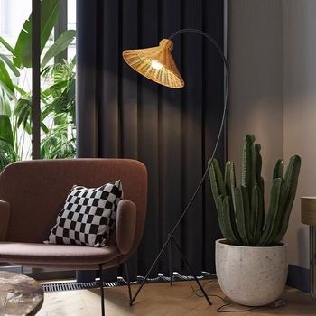 Wabi-sabi stílusú fonott rattan állólámpa a nappaliba, a kanapé mellé, vintage hangulattal
