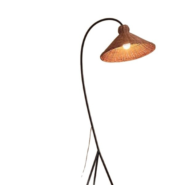 Wabi-sabi stílusú fonott rattan állólámpa a nappaliba, a kanapé mellé, vintage hangulattal