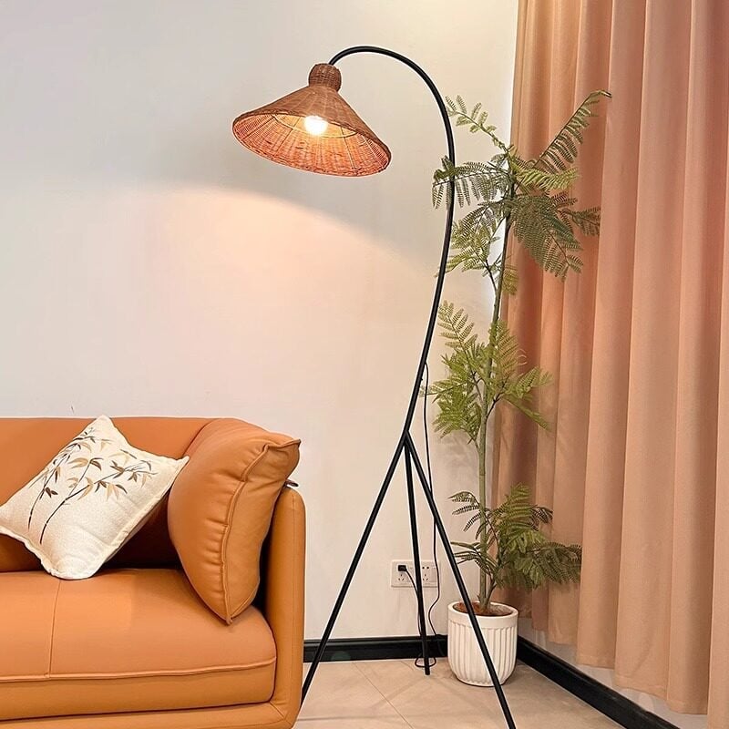 Wabi-sabi stílusú fonott rattan állólámpa a nappaliba, a kanapé mellé, vintage hangulattal