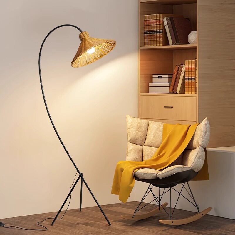 Wabi-sabi stílusú fonott rattan állólámpa a nappaliba, a kanapé mellé, vintage hangulattal