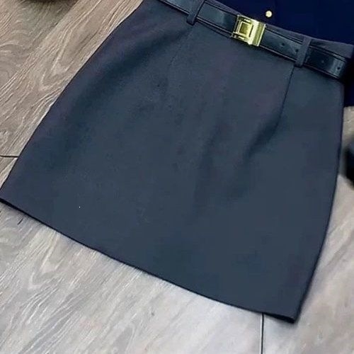 Nyári kétdarabos szett: karcsúsított rövid ujjú felső és ruha, elegáns megjelenés nőknek