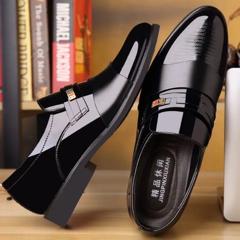 Pantofi bărbătești de dress din piele de vită 100%, partea superioară din două straturi, talpă groasă, vârf rotund.