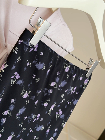 Női hosszú virágmintás szoknya koreai stílusban, csípőfedő, A-vonalú fazon, lágy esésű, farkasfarok-szegéllyel.