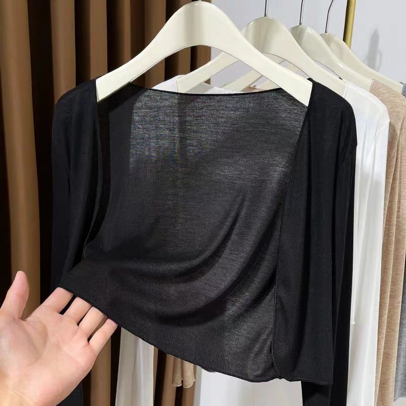 Könnyű fehér napvédő kardigán nőknek, slip ruhával, sállal és elegáns hosszú ujjú caplet-szerű felsővel.