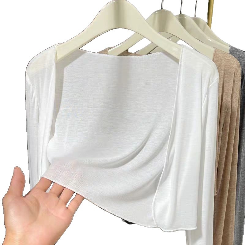 Könnyű fehér napvédő kardigán nőknek, slip ruhával, sállal és elegáns hosszú ujjú caplet-szerű felsővel.