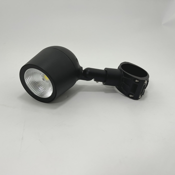 RGBW LED-flood lámpa oszlopra szerelve, kertre és fákhoz