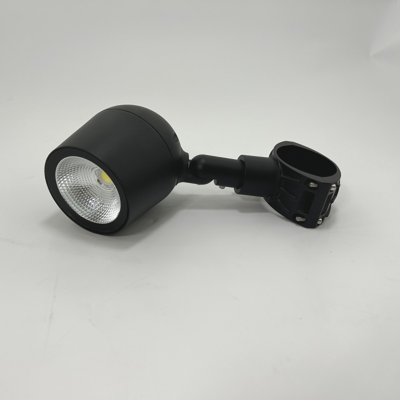 RGBW LED-flood lámpa oszlopra szerelve, kertre és fákhoz