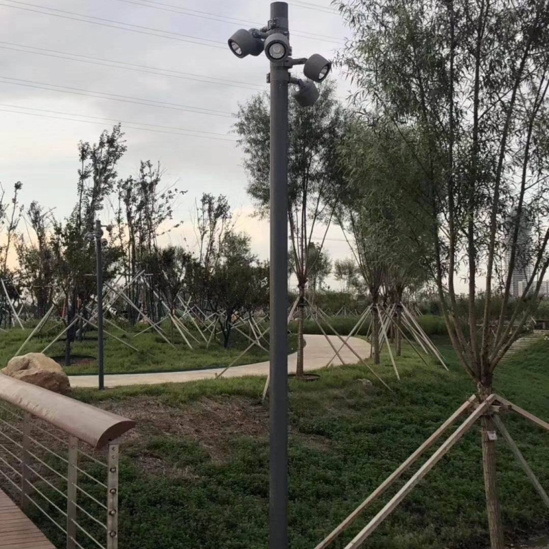 RGBW LED-flood lámpa oszlopra szerelve, kertre és fákhoz