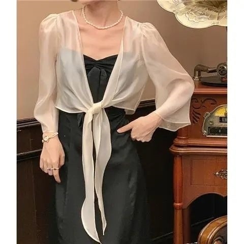 Sellő ihletésű ice-silk napvédő felső, könnyű chiffong cardigan, hozzáillő szoknya és kis sál