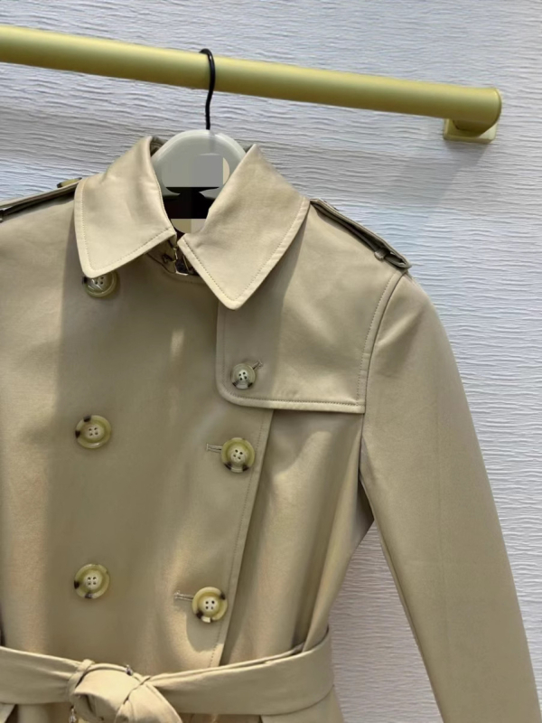 Női trench kabát brit stílusú, középső hosszúságú, dupla gombolás, pamutanyag