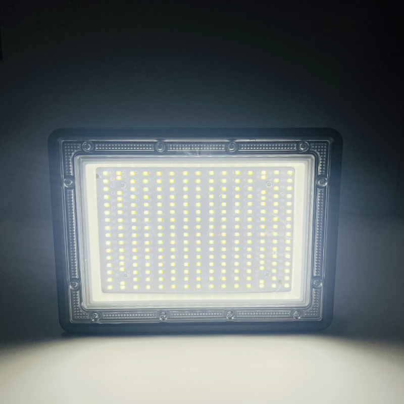 Kültéri táncra és piactérre kész világító reflektor, IP66 vízálló, újratölthető, 120° fénysugár, hosszú üzemidő