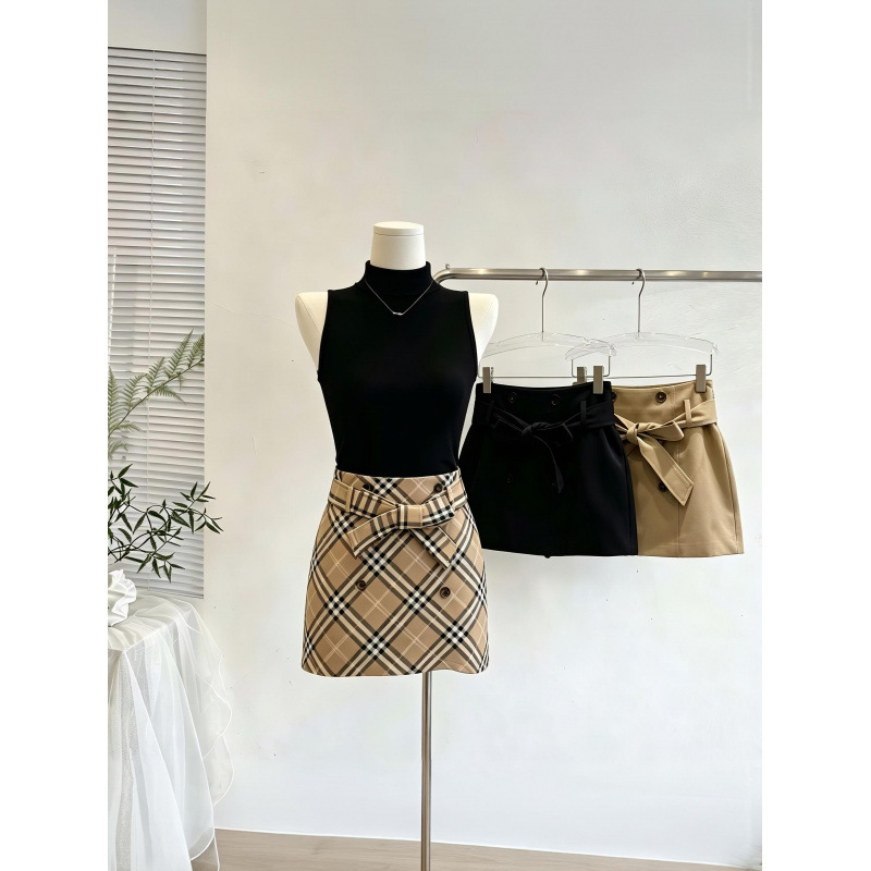 Nuochu influencer-stílusú kockás denim miniszoknya, dupla gombos és pántos, magas deréksz, testhez álló fazon, nyári megjelenés