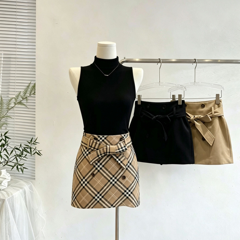 Nuochu influencer-stílusú kockás denim miniszoknya, dupla gombos és pántos, magas deréksz, testhez álló fazon, nyári megjelenés