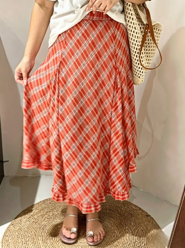 Φούστα midi για plus size με ακανόνιστο βολάν στο τελείωμα, vintage καρό, καλοκαίρι 2026