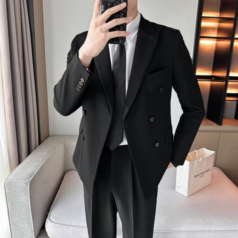 Koreai stílusú kétsoros öltöny férfiaknak, slim-fit szabás, modern üzleti és ünnepi viselet esküvőkhöz