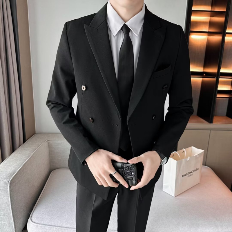 Koreai stílusú kétsoros öltöny férfiaknak, slim-fit szabás, modern üzleti és ünnepi viselet esküvőkhöz