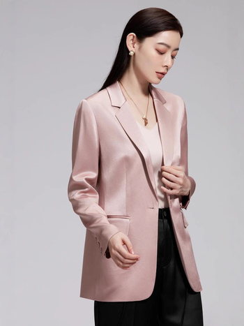 Rózsaszín női egygombos elegáns blézer irodai viselet.