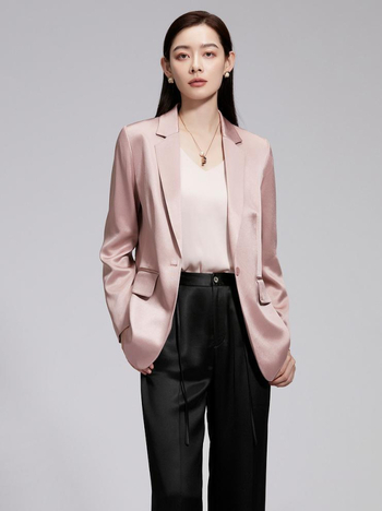 Rózsaszín női egygombos elegáns blézer irodai viselet.