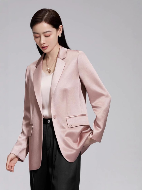Rózsaszín női egygombos elegáns blézer irodai viselet.
