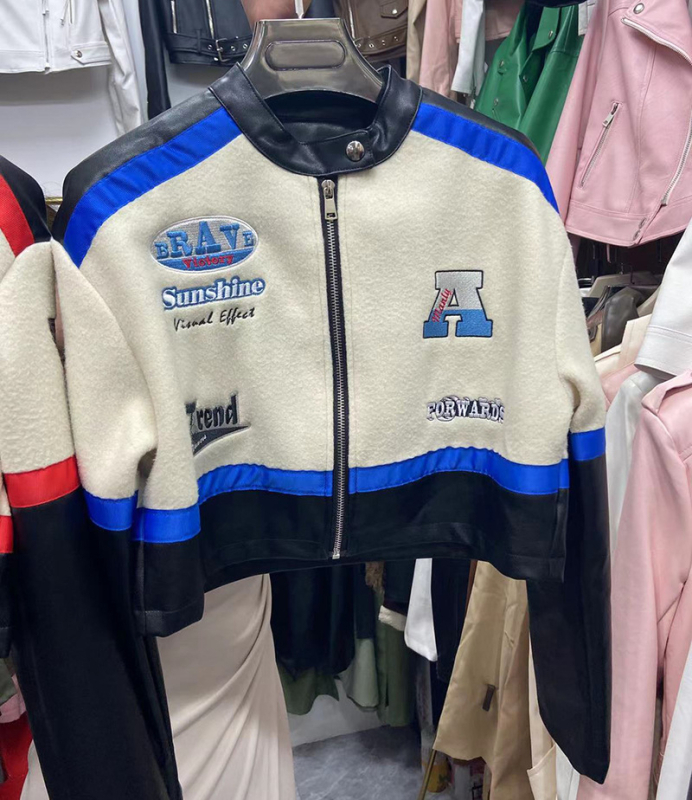 Dámska krátka motocyklová bunda z PU kože s výraznou výšivkou, retro štýl