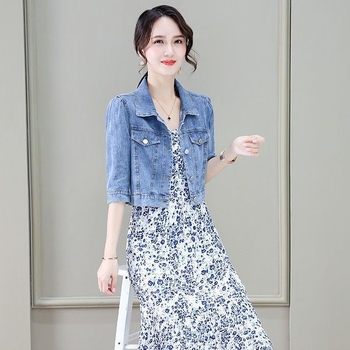 Női rövid denim shawl dzseki, virágos slip ruha és 3/4-es ujjú felső készlet