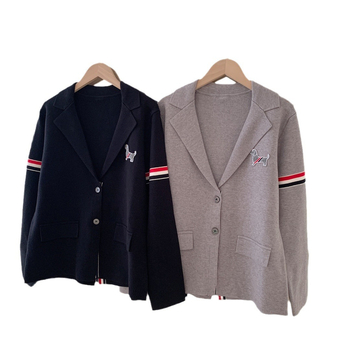 Női kötött blézer preppy stílusban, háromszínű szalaggal és kutyás hímzéssel