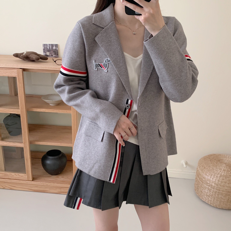 Női kötött blézer preppy stílusban, háromszínű szalaggal és kutyás hímzéssel