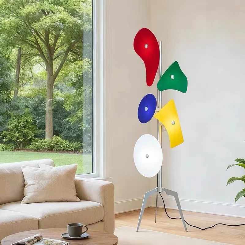 Modern minimál- és vintage stílusú állólámpa a nappaliba és a hálószobába, tervezői showroom stílusú dekoráció szállodákhoz és szállásokhoz