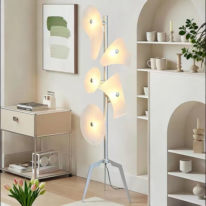 Modern minimál- és vintage stílusú állólámpa a nappaliba és a hálószobába, tervezői showroom stílusú dekoráció szállodákhoz és szállásokhoz