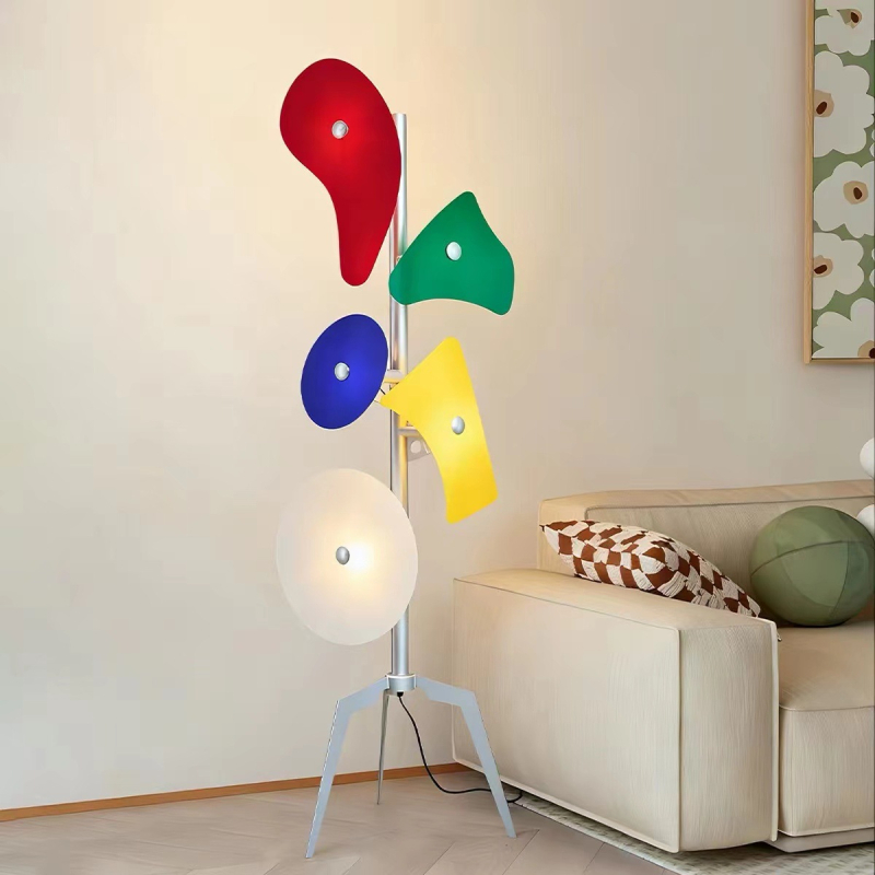 Modern minimál- és vintage stílusú állólámpa a nappaliba és a hálószobába, tervezői showroom stílusú dekoráció szállodákhoz és szállásokhoz