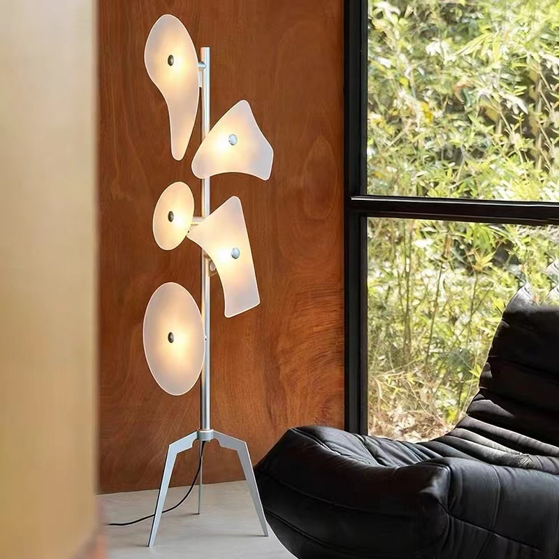 Modern minimál- és vintage stílusú állólámpa a nappaliba és a hálószobába, tervezői showroom stílusú dekoráció szállodákhoz és szállásokhoz