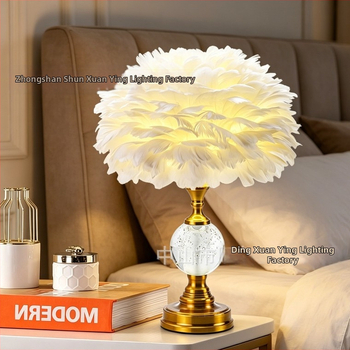 Stojaca lampa Nordic Feather do spálne – ambientné svetlo, dizajn s pierkami, dekoračná lampa pri posteli