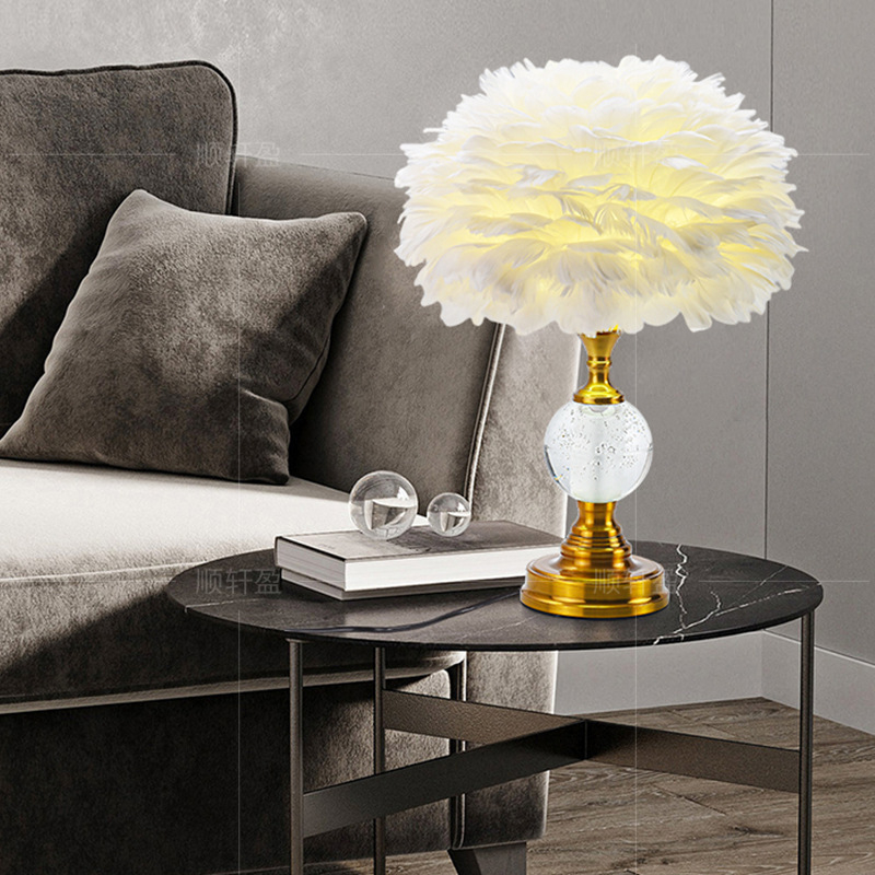 Stojaca lampa Nordic Feather do spálne – ambientné svetlo, dizajn s pierkami, dekoračná lampa pri posteli