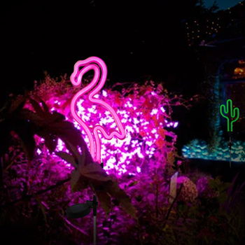 Napelemes flamingó neon fénycsík nordikus stílusban, kaktusz díszítéssel, kültéri udvarra, fűre és kertbe