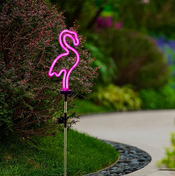 Napelemes flamingó neon fénycsík nordikus stílusban, kaktusz díszítéssel, kültéri udvarra, fűre és kertbe