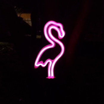 Napelemes flamingó neon fénycsík nordikus stílusban, kaktusz díszítéssel, kültéri udvarra, fűre és kertbe