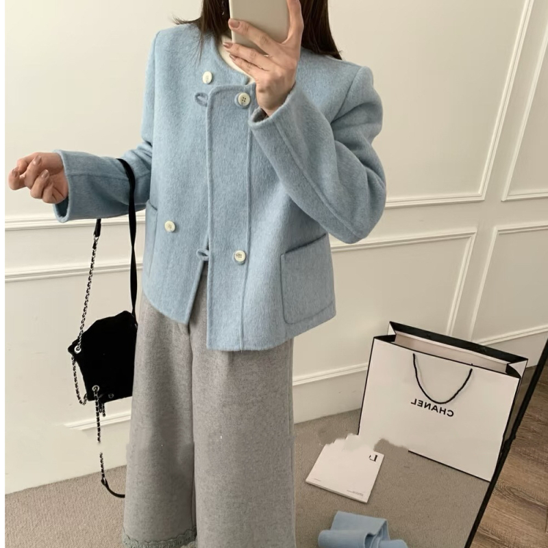 Palton scurt în stil coreean pentru femei, guler rotund, primăvara 2026, inspirat de Chanel, croială slim-fit, cu nasturi în linie