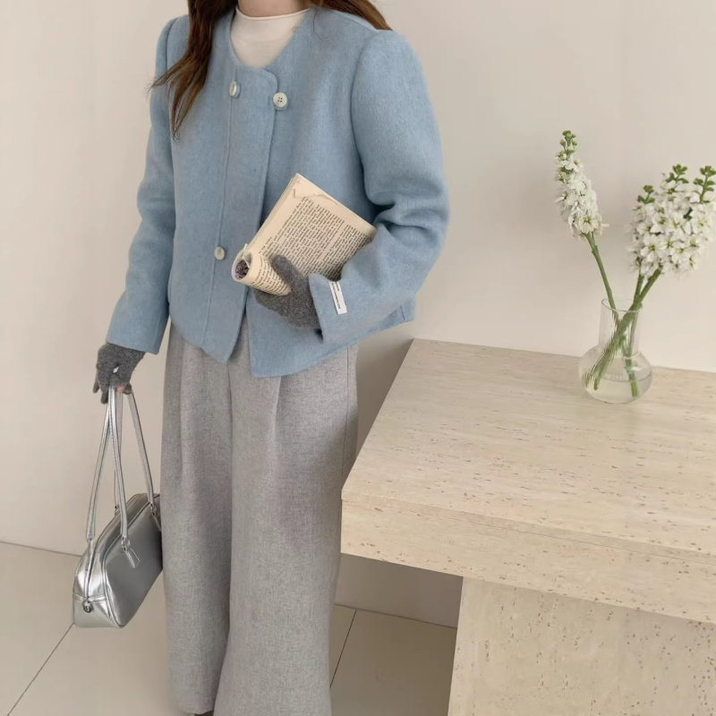 Palton scurt în stil coreean pentru femei, guler rotund, primăvara 2026, inspirat de Chanel, croială slim-fit, cu nasturi în linie