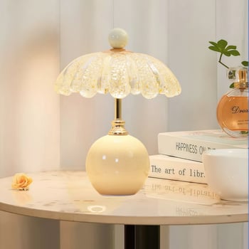 Krém színű asztali lámpa hálószobába – modern luxus dizájn, környezeti világítás szirmokkal